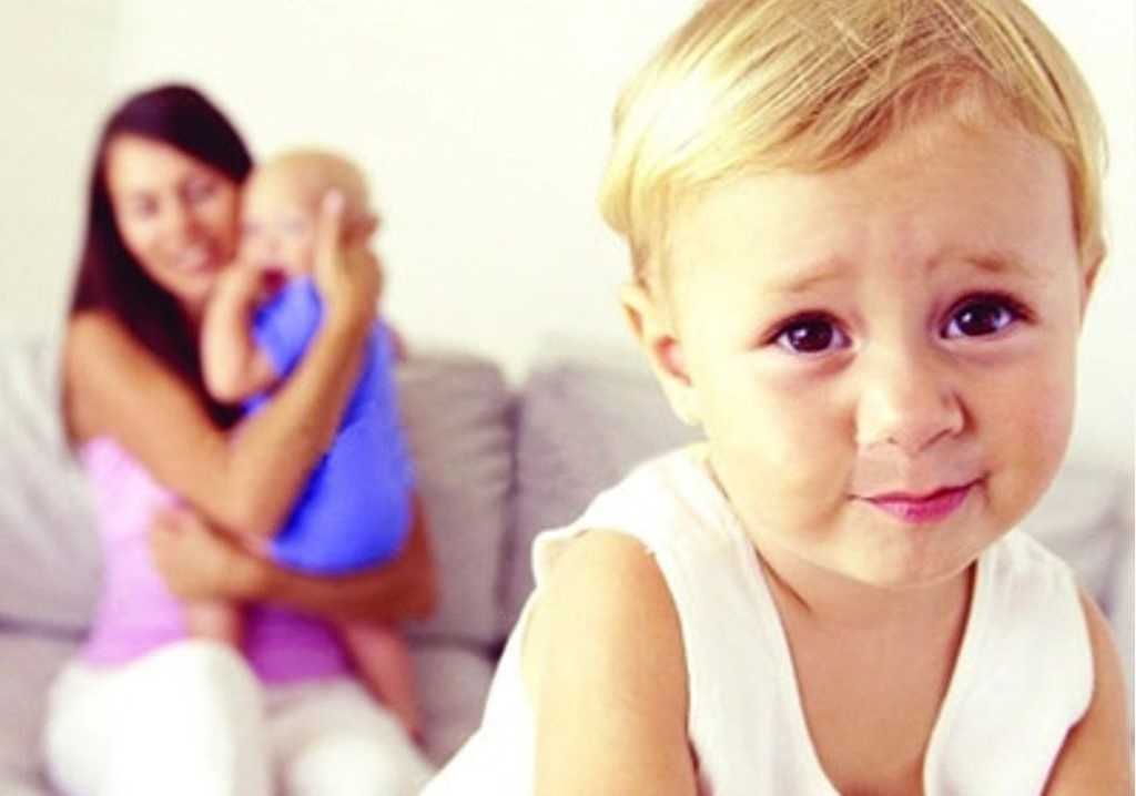 Kardeş kıskançlığı nasıl yenilir? Yeni gelen bebek nasıl kabul ettirilir?
